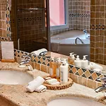 Les Freres Ibarboure - 4 Etoiles, Exterieur Sensoriel Et Restaurant Etoile A Hotel