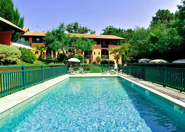 Les Frères Ibarboure - 4 étoiles, Extérieur Sensoriel Et Restaurant étoilé à Hotel Bidart