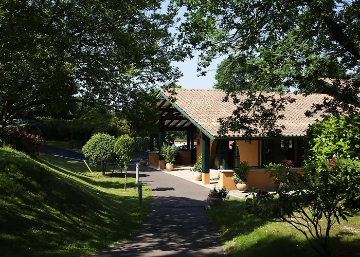 Les Frères Ibarboure - 4 étoiles, Extérieur Sensoriel Et Restaurant étoilé à Hotel Bidart