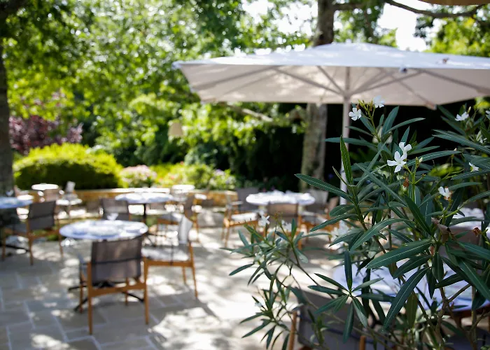 Les Frères Ibarboure - 4 étoiles, Extérieur Sensoriel Et Restaurant étoilé à Hotel Bidart